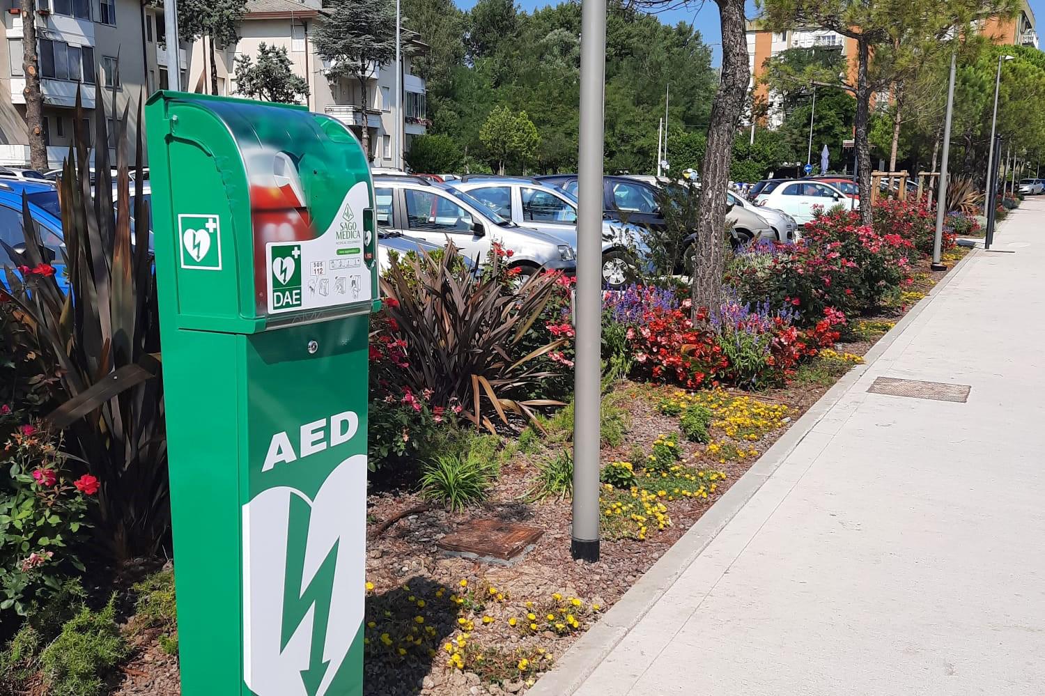 Immagine per Monfalcone, due cittadine donano un nuovo defibrillatore al comune